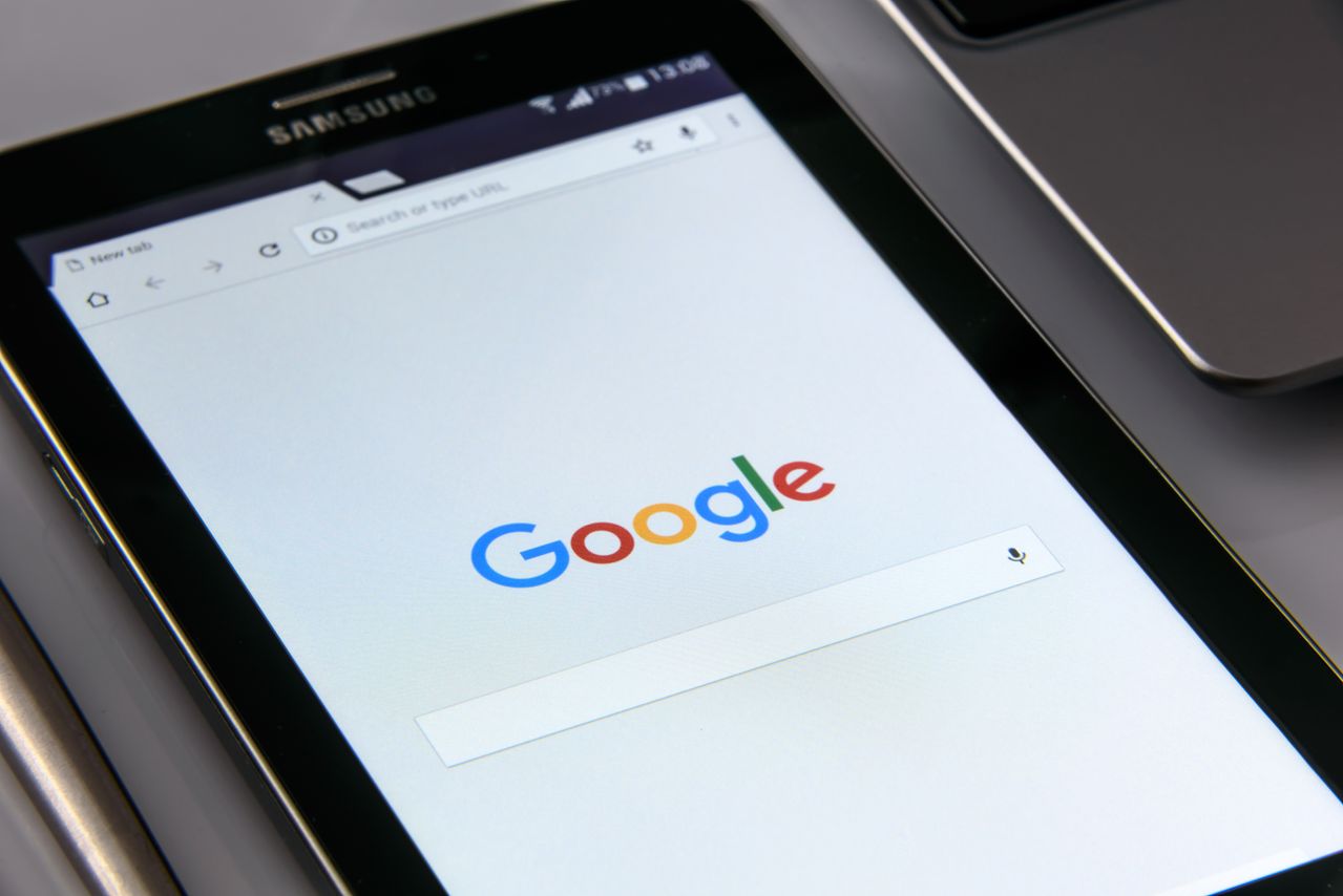tablet z otwartym google